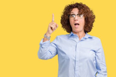 Güzel orta ager üst düzey businees kadın başarılı fikirle izole arka plan işaret parmağı üzerinde gözlük takıyorum. Çıktıktan ve mutlu. Bir numara.