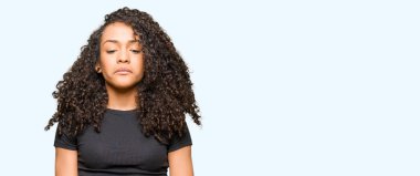 Kıvırcık saçlı genç güzel kadın depresif ve kızgın ve korkmuş ağlıyor sıkıntı için endişeleniyorum. Üzgün ifade.