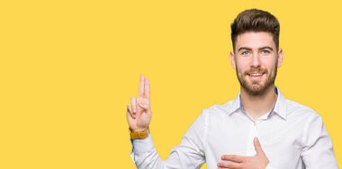 Genç yakışıklı iş dostum Swearing göğüs ve bir sadakat sözü yemin yapma parmaklar, el ile