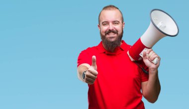 Beyaz delikanlı ok işareti, başparmak ile parmak, mükemmel işareti yapıyor kocaman bir gülümseme ile izole arka plan üzerinde mutlu megafon ile bağırarak