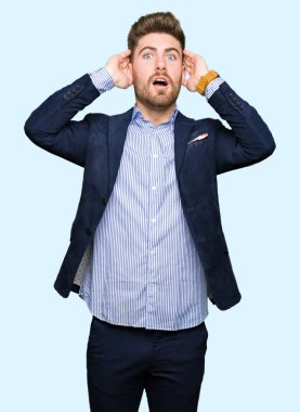 Genç yakışıklı bussines deli adam ve baş, korkuyor ve açık ağzı ile şok sürpriz elleriyle korkuttu