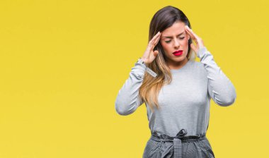 Genç güzel işçi iş kadın izole arka plan baş baş ağrısı için el ile çünkü stres. Migren muzdarip.