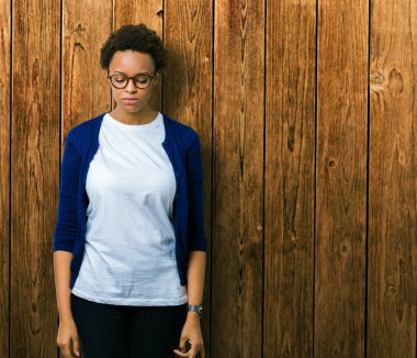 Kızgın ve korkmuş ağlıyor izole arka depresif ve sıkıntı, endişe içinde gözlük takan genç güzel Afrikalı-Amerikalı kadın. Üzgün ifade.