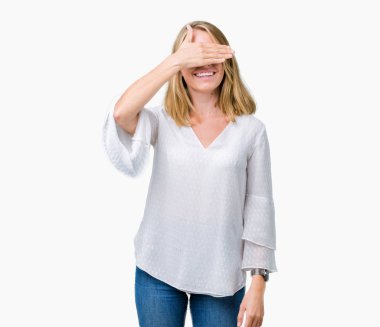 Güzel genç zarif kadın gülümsüyor ve gözleri için sürpriz kapsayan yüz el ile gülüyor izole arka plan yüzünden. Kör kavramı.