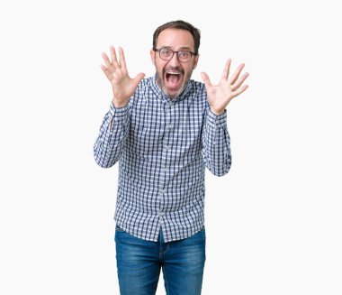 Üzerinde gözlük takan yakışıklı orta yaş zarif komuta sizde deli kutluyor arka plan izole ve silah ile başarı için yükseltilmiş ve açık gözleri heyecanlı çığlık hayrete düşürdü. Kazanan kavramı