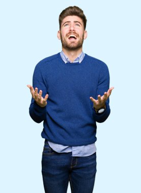 Genç yakışıklı bussines çılgın ve kızgın bağırarak ve agresif ifade ve silah kaldırdı bağırmaya dostum. Hayal kırıklığı kavramı.