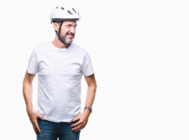 Bisiklet Emanet helment giyen orta yaş üst düzey ağarmış bisikletçi adam arka plan uzak tarafına gülümseme ile yüzünde, doğal ifade arıyorum izole. Kendine güvenen gülüyor.