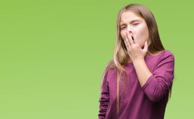 Genç güzel kız izole arka plan üzerinde el ile ağız kapsayan yorgun esneme sıkılmış. Restless ve uyku hali.