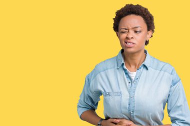 Genç güzel Afrikalı-Amerikalı kadın izole mide üzerinde el ile arka plan çünkü hazımsızlık, ağrılı hastalık hasta hissediyor. Ağrısı kavramı.