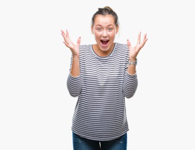 Genç güzel beyaz kadın deli kutluyor ve silah ile başarı için heyecanlı çığlık kaldırdı ve açık gözleri hayret izole arka plan yüzünden. Kazanan kavramı