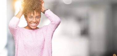 Neşeli gülümseyen izole arka plan tavşan kulakları, komik ve çılgın baş parmaklar ile poz üzerinde gözlük güzel genç Afro-Amerikan kadın