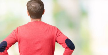 Yakışıklı orta yaş ağarmış komuta sizde izole arka plan ayakta geriye doğru uzakta silah ile vücut üzerinde seyir üzerinde kış kazak giyiyor