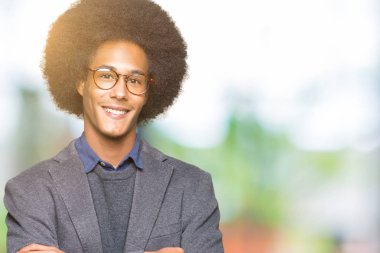 Genç Afro-Amerikalı iş adamı ile gülümseyen bardakları mutlu yüz giyen afro saçlı silah kameraya bakarak geçti. Olumlu bir kişi.