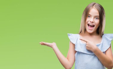 Genç güzel kız üzerinden hayran ve el ile sunulması ve parmak ile işaret ederken kameraya gülümseyen izole arka plan.