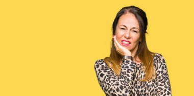 Leopar hayvan baskı elbise düşünme seyir giyen güzel orta yaş kadın yorgun ve sıkılmış çapraz silah depresyon sorunları ile.