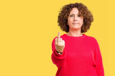 Güzel orta ager üst düzey kadın kırmızı kış kazak izole arka plan gösteren orta parmak, kaba ve kaba siktir git ifade üzerinde