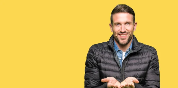 Hombre Guapo Vistiendo Abrigo Invierno Sonriendo Con Las Palmas Las — Foto de Stock