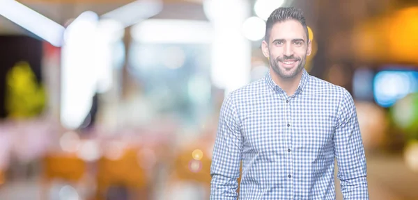 Jovem Homem Bonito Sobre Fundo Isolado Com Sorriso Feliz Legal — Fotografia de Stock