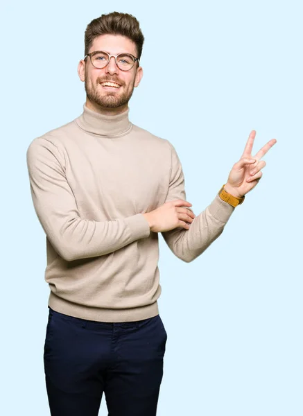 Joven Hombre Negocios Guapo Con Gafas Sonriendo Con Cara Feliz — Foto de Stock