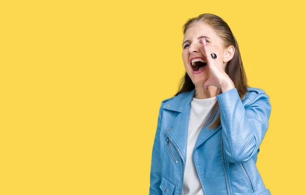 Schöne Reife Frau Mittleren Alters Modischer Lederjacke Über Isoliertem Hintergrund — Stockfoto