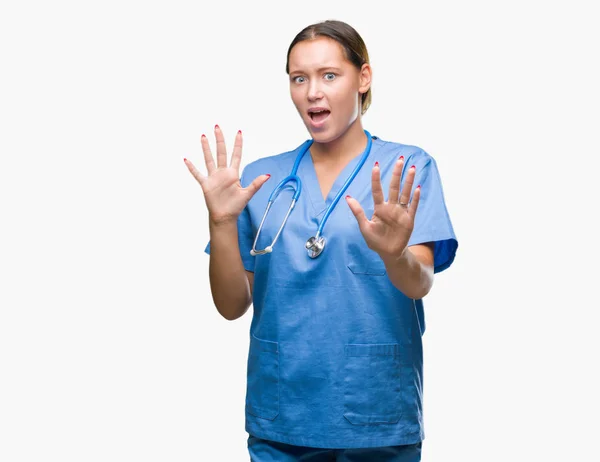 Joven Doctora Caucásica Vistiendo Uniforme Médico Sobre Fondo Aislado Asustada — Foto de Stock