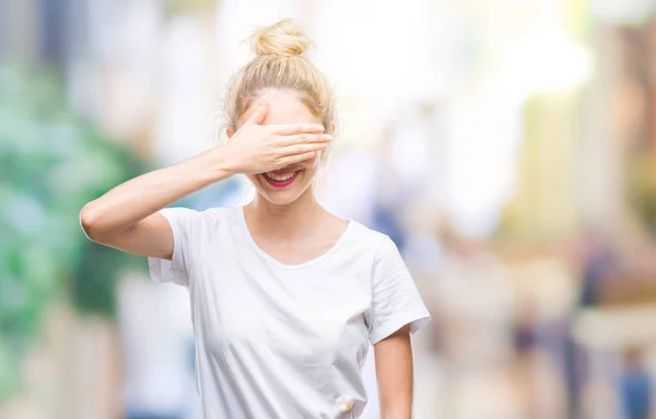 Jovem Mulher Loira Bonita Vestindo Camiseta Branca Sobre Fundo Isolado — Fotografia de Stock