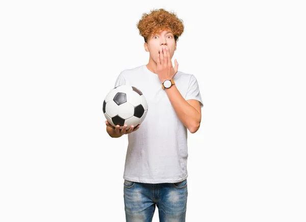 Jovem Homem Bonito Segurando Futebol Bola Cobrir Boca Com Mão — Fotografia de Stock