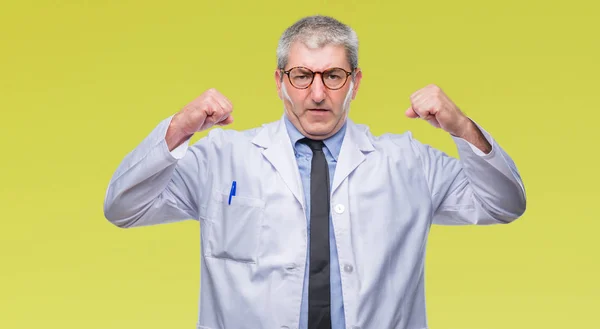 Beau Médecin Chevronné Scientifique Homme Professionnel Portant Manteau Blanc Sur — Photo