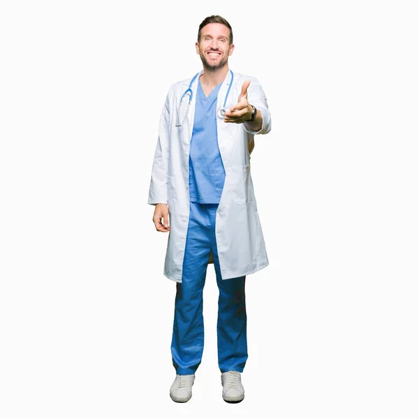 Yakışıklı Doktor Adam Üzerinde Tıbbi Üniforma Arka Plan Dostu Sunan — Stok fotoğraf