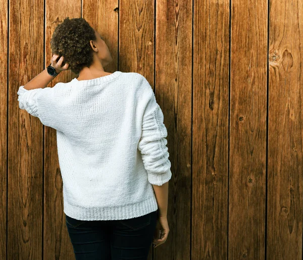 Mooie Jonge African American Vrouw Trui Dragen Geïsoleerde Achtergrond Terug — Stockfoto