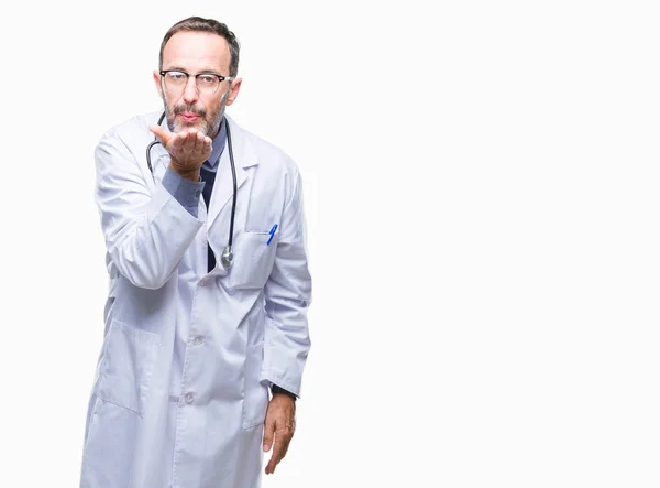 Medelåldern Hoary Överläkare Man Klädd Medicinsk Enhetlig Isolerade Bakgrund Tittar — Stockfoto