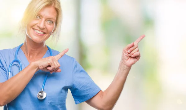 Orta Yaş Sarışın Hemşire Cerrah Doktor Kadın Gülümseyerek Iki Elleri — Stok fotoğraf