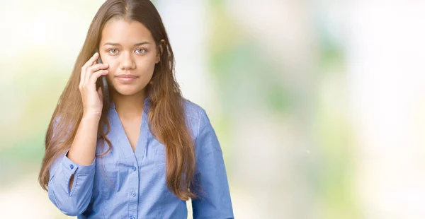 Junge Schöne Brünette Geschäftsfrau Spricht Auf Dem Smartphone Über Isolierten — Stockfoto