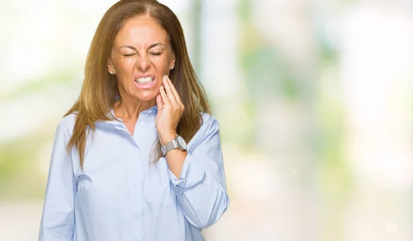 歯痛や歯の歯科病気のため痛みを伴う式で手で口に触れて分離の背景に美しい中年ビジネス大人の女性 歯医者コンセプト — ストック写真