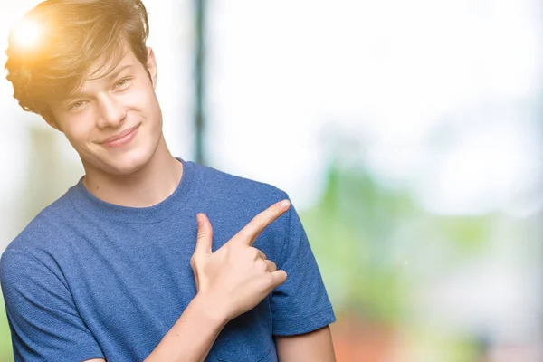 Joven Hombre Guapo Con Camiseta Azul Sobre Fondo Aislado Alegre —  Fotos de Stock