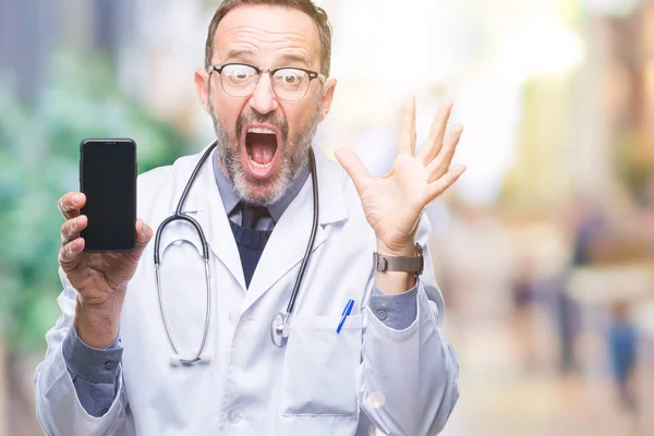 Mezzo Età Anziano Hoary Medico Uomo Mostrando Schermo Smartphone Sfondo — Foto Stock