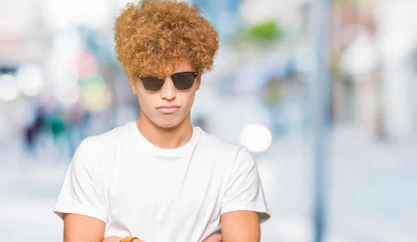 Joven Hombre Guapo Con Pelo Afro Usando Gafas Sol Escéptico —  Fotos de Stock