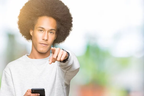 Americký Mladík Afro Vlasy Pomocí Smartphone Ukazuje Prstem Kamery Vám — Stock fotografie