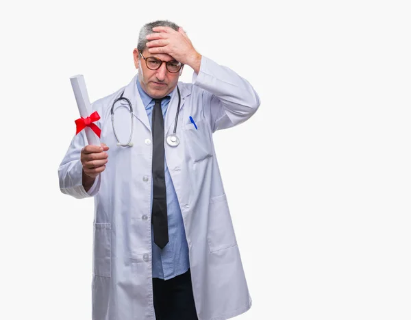Bello Anziano Medico Uomo Possesso Carta Grado Sfondo Isolato Sottolineato — Foto Stock