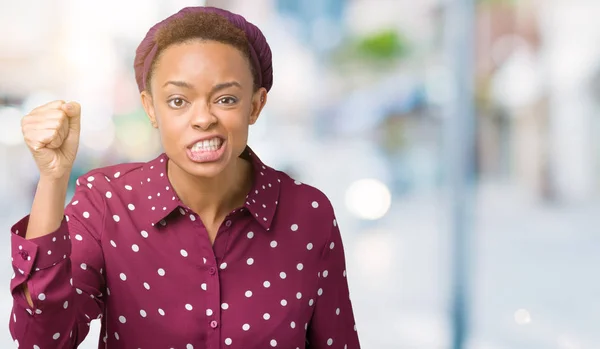 Linda Jovem Afro Americana Vestindo Cachecol Cabeça Sobre Fundo Isolado — Fotografia de Stock