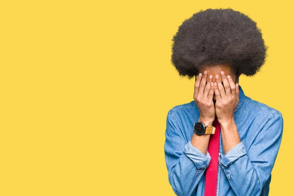 Fiatal Afro Amerikai Üzletember Afro Haj Szemüveg Piros Nyakkendőt Visel — Stock Fotó