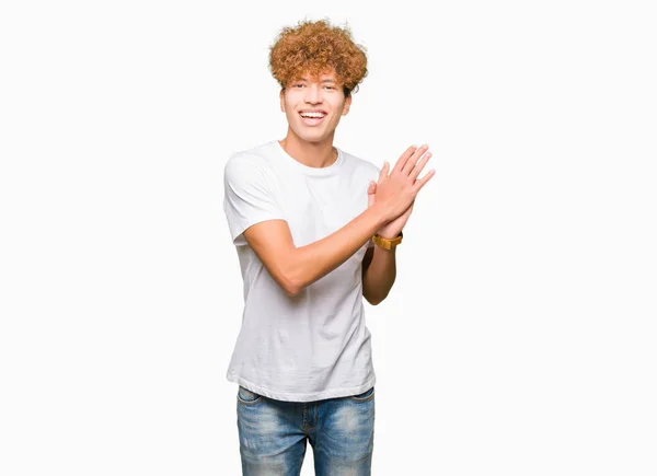 Молодой Красивый Мужчина Афроволосами Обычной Белой Футболке Хлопает Аплодирует Счастливым — стоковое фото