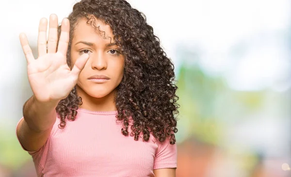 Mooie Jongedame Met Krullend Haar Roze Shirt Draagt Met Palm — Stockfoto