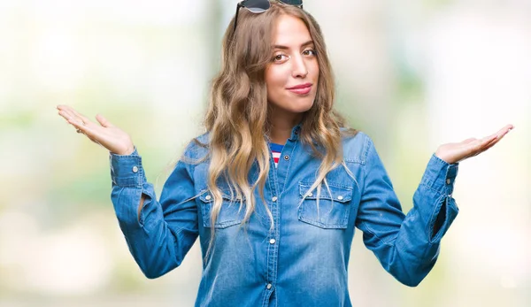 Vacker Ung Blond Kvinna Bär Solglasögon Över Isolerade Bakgrund Aningslös — Stockfoto