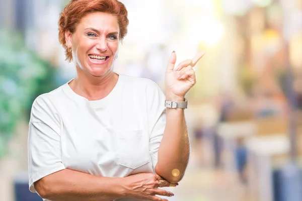 Atrractive Anziana Donna Rossa Caucasica Sfondo Isolato Con Grande Sorriso — Foto Stock