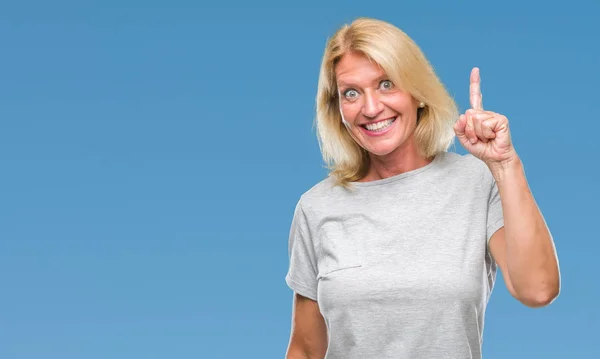 Medelålders Blond Kvinna Över Isolerade Bakgrund Pekar Finger Med Lyckad — Stockfoto