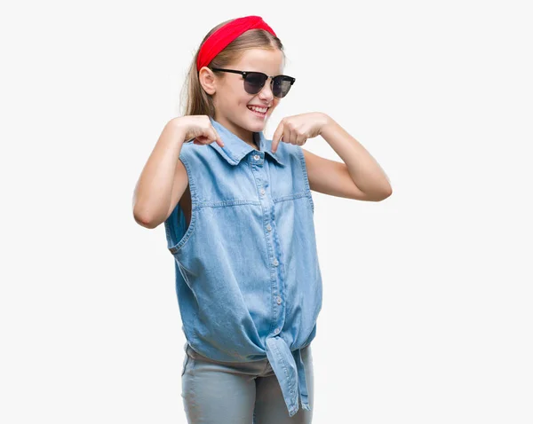 Ung Vacker Flicka Bär Solglasögon Över Isolerade Bakgrund Ser Självsäker — Stockfoto