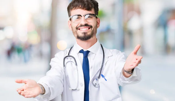 Junger Arzt Krankenhausmantel Vor Isoliertem Hintergrund Der Lächelnd Mit Offenen — Stockfoto