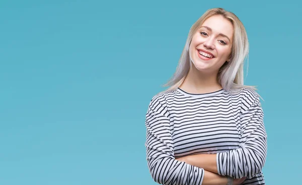 Jovem Loira Sobre Fundo Isolado Rosto Feliz Sorrindo Com Braços — Fotografia de Stock