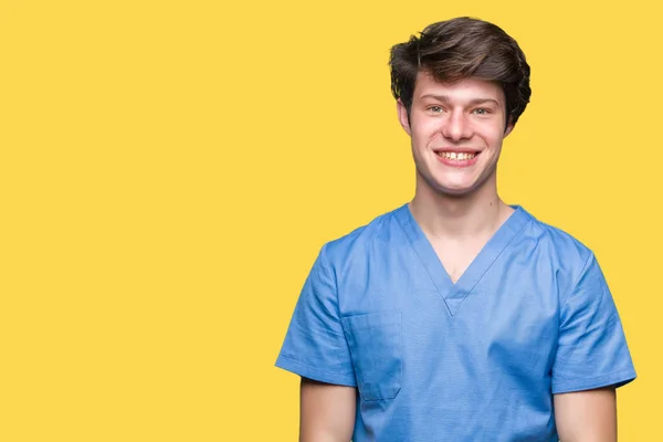 Jonge Dokter Medische Uniform Dragen Geïsoleerde Achtergrond Met Een Gelukkig — Stockfoto